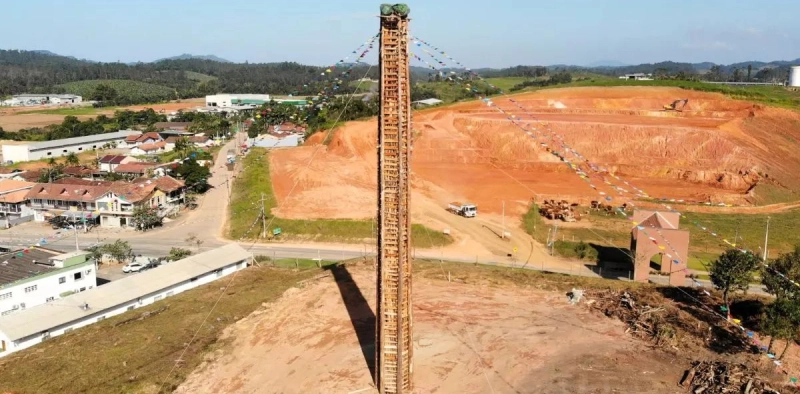 Maior fogueira do Sul do Brasil, estrutura de 35 metros em S&atilde;o Jo&atilde;o do Itaperi&uacute; est&aacute; aberta para visita&ccedil;&atilde;o