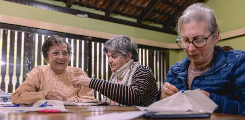 Projeto resgata bordado tradicional alem&atilde;o e hist&oacute;rias de idosos de Joinville