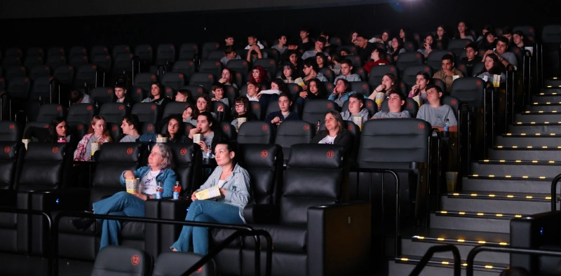 Estudantes assistem a filme no cinema sobre tradi&ccedil;&atilde;o do dialeto bergamasco preservada em cidade do interior de SC