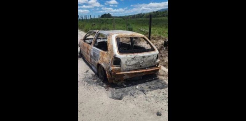 Morador encontra corpo enterrado e carro destru&iacute;do em &aacute;rea rural de Joinville