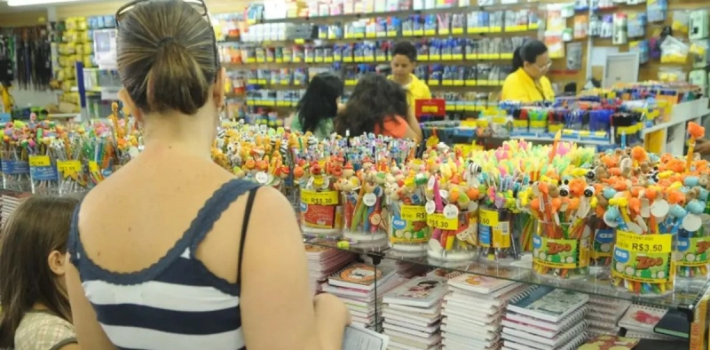 Procon encontra diferen&ccedil;as de at&eacute; R$ 12 em pre&ccedil;os de material escolar em Joinville