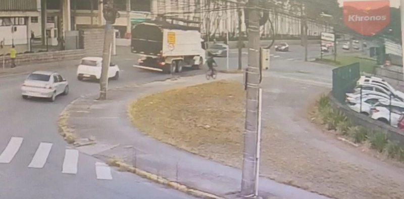 V&Iacute;DEO - C&acirc;mera de seguran&ccedil;a registra momento em que caminh&atilde;o atropela ciclistas, em Joinville