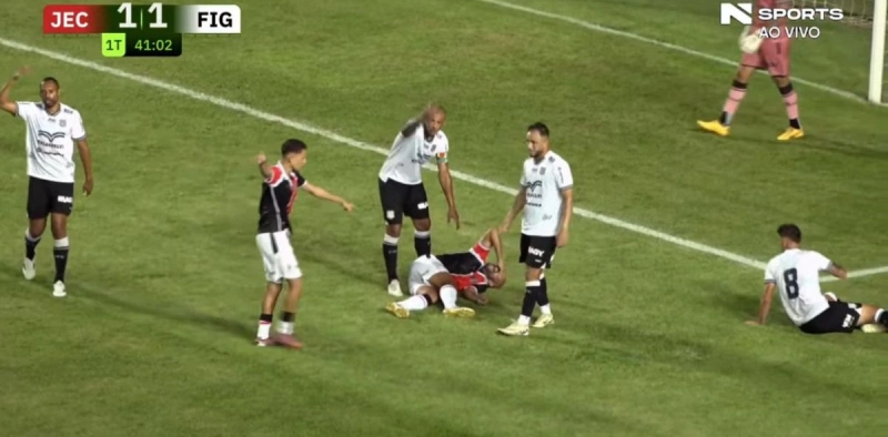 Principal contrata&ccedil;&atilde;o do JEC se machuca contra o Figueirense e deixa est&aacute;dio com suspeita de fratura