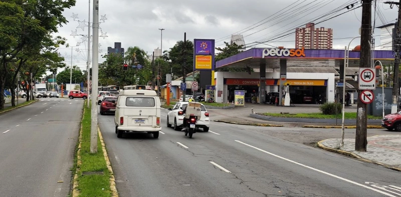 Reparo na rede de drenagem interdita parcialmente faixa de &ocirc;nibus na avenida Beira Rio, em Joinville