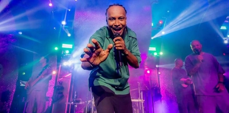 Thiaguinho mistura pagode, soul e R&B em apresenta&ccedil;&atilde;o em Joinville