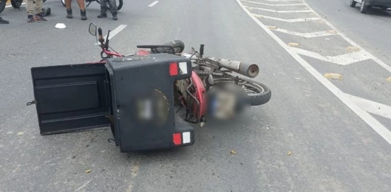 V&Iacute;DEO - Motociclista morre ap&oacute;s cair da moto durante ultrapassagem em Joinville