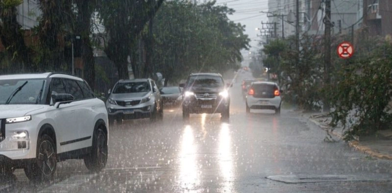 Defesa Civil emite alerta para temporal com raios e rajadas de vento em Joinville
