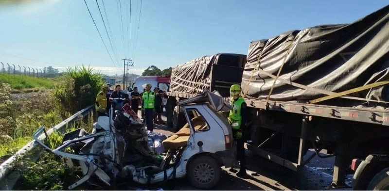 Cinco pessoas morrem em grave colis&atilde;o entre carro e careta na SC-110