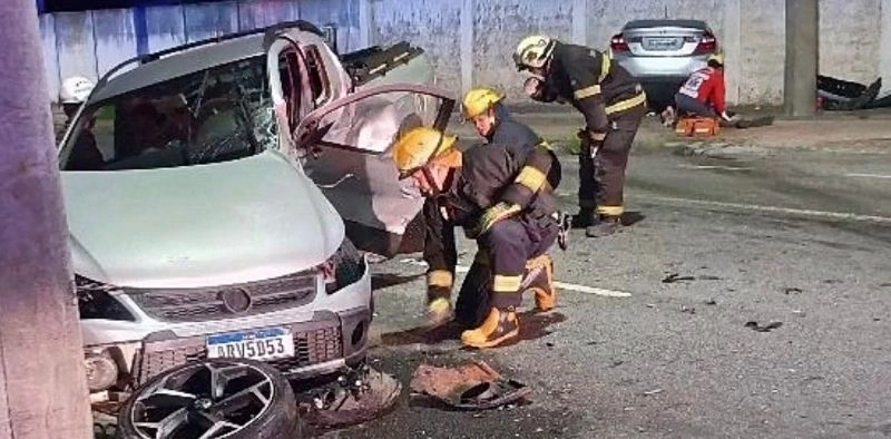 Grave acidente envolvendo dois carros &eacute; registrado na madrugada deste s&aacute;bado, em Joinville