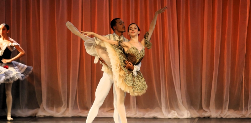 Bolshoi comemora o Dia Mundial da Dan&ccedil;a e joinvilense &eacute; aprovada em 10 Universidades americanas