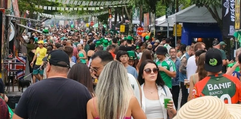 St. Patrick&rsquo;s na Rua: Joinville recebe festival inspirado na cultura irlandesa com m&uacute;sica, chope verde e gastronomia