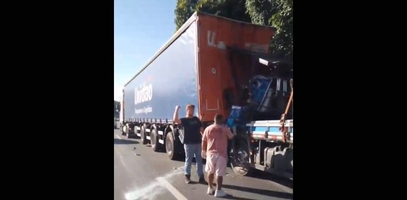 V&Iacute;DEO - Colis&atilde;o entre carretas deixa um morto e um gravemente ferido na BR-101 em Joinville