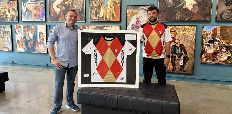 Instituto Internacional Juarez Machado recebe doa&ccedil;&atilde;o de camisa hist&oacute;rica do Joinville Esporte Clube