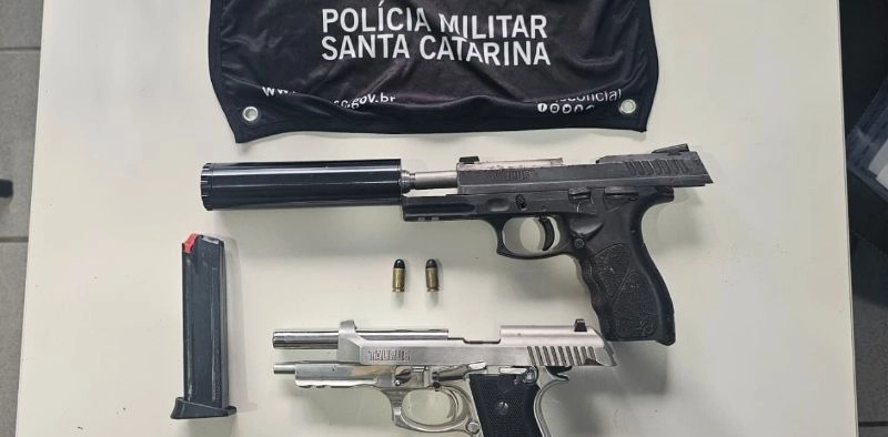 Suspeito &eacute; preso e armas s&atilde;o apreendidas ap&oacute;s ataque a tiros dentro de uma casa em Joinville