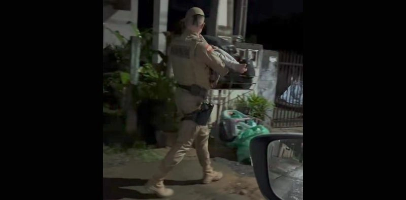 V&Iacute;DEO - Policiais encontram crian&ccedil;a de 4 anos perdida e descal&ccedil;a na madrugada em Jaragu&aacute; do Sul