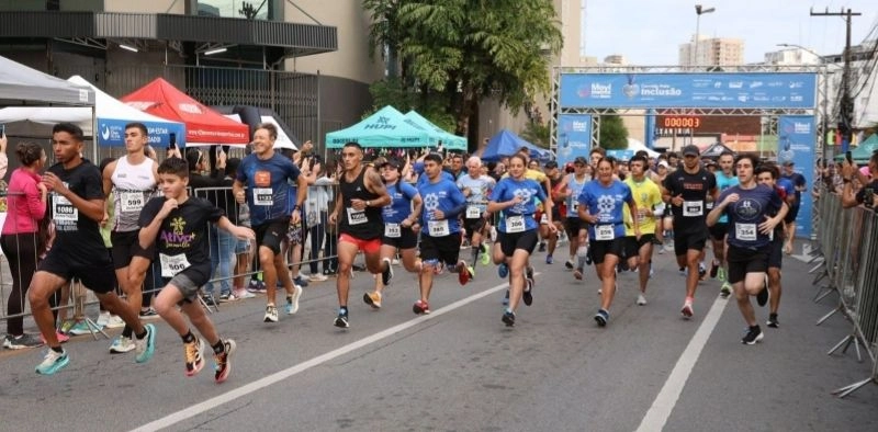 Corrida mobiliza 1 mil atletas para arrecadar recursos para pessoas com autismo em Joinville
