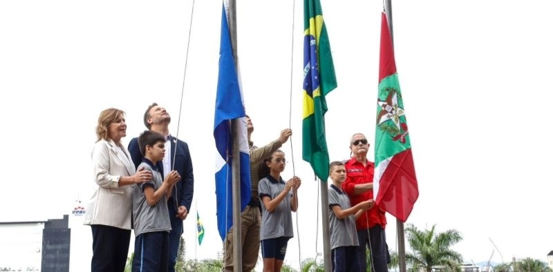 Prefeitura abre programa&ccedil;&atilde;o dos 175 anos de Joinville com ato c&iacute;vico e hasteamento de bandeiras