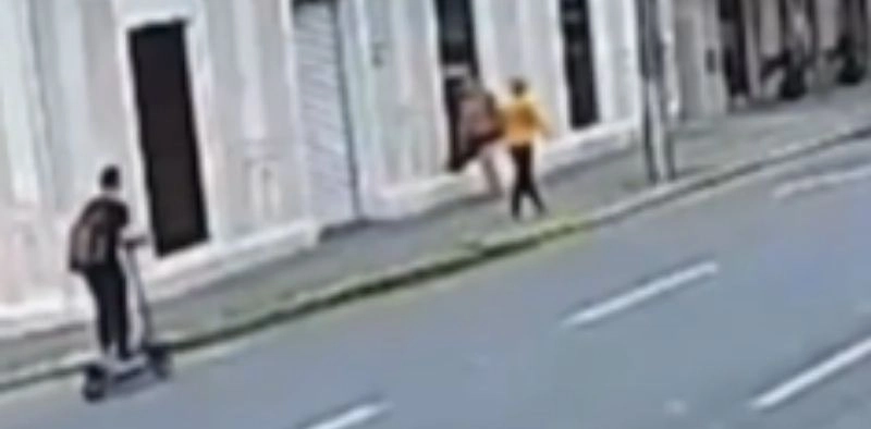 V&Iacute;DEO - Idosa fratura o bra&ccedil;o ap&oacute;s ser atropelada por patinete na regi&atilde;o central de Joinville