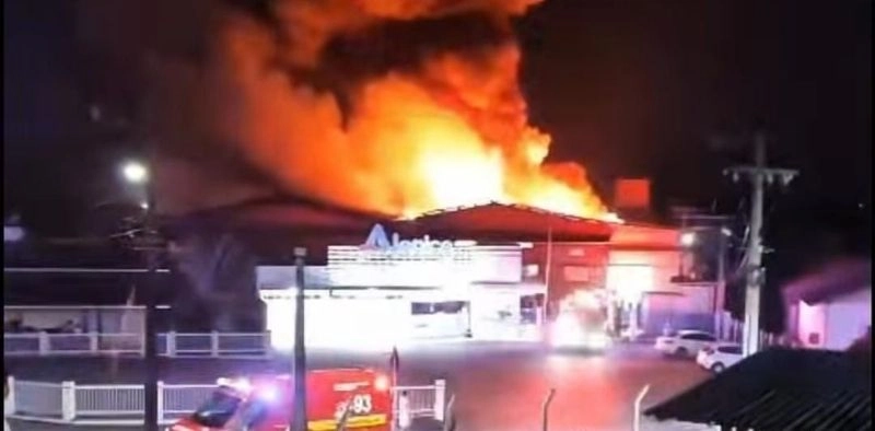 Inc&ecirc;ndio de grandes propor&ccedil;&otilde;es destr&oacute;i f&aacute;brica t&ecirc;xtil em Guaramirim