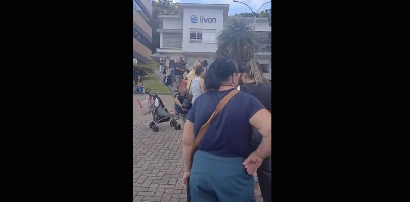 V&Iacute;DEO - Fila extensa se forma em frente &agrave; Defensoria P&uacute;blica de Joinville e gera revolta nas redes sociais