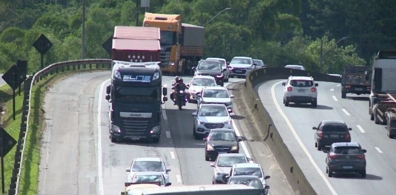 Retorno do feriad&atilde;o de P&aacute;scoa provoca lentid&atilde;o na BR-101 em SC