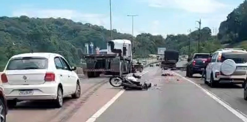 Motociclista morre ap&oacute;s ser atropelado por caminh&atilde;o na BR-101, em Joinville