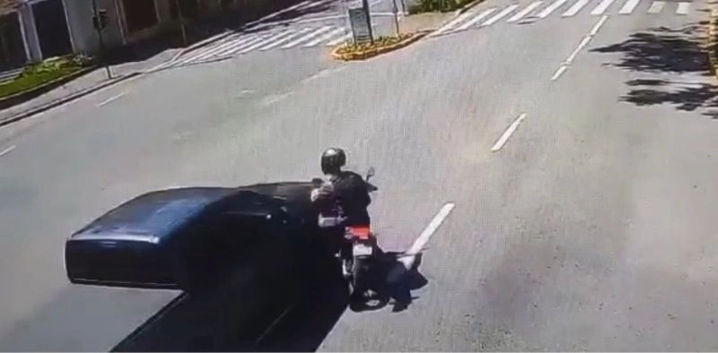 V&Iacute;DEO - C&acirc;mera de seguran&ccedil;a registra acidente entre moto e carro em avenida movimentada de Joinville