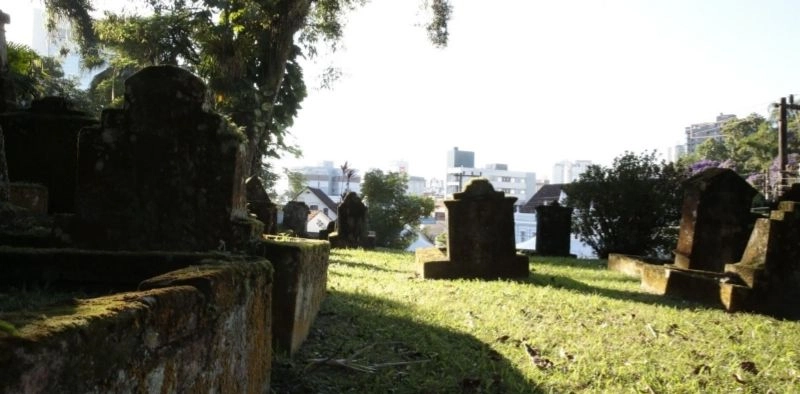 Prefeitura de Joinville promove visita guiada noturna ao Cemit&eacute;rio do Imigrante; saiba como se inscrever