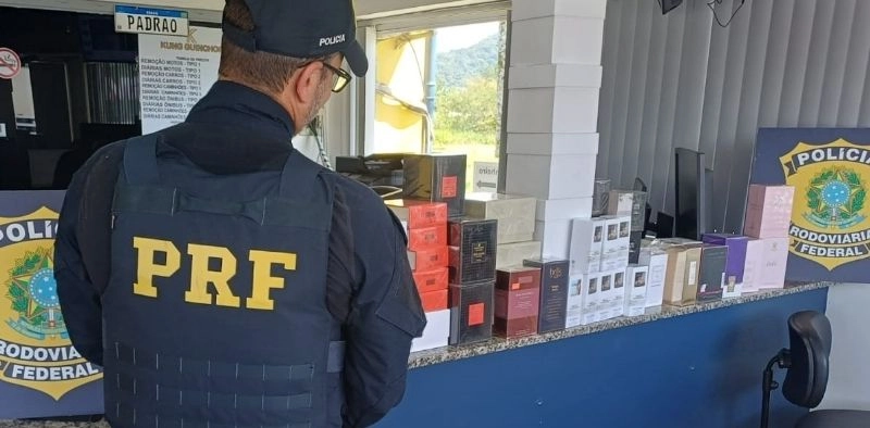 V&Iacute;DEO - Casal &eacute; flagrado com perfumes de luxo escondidos em carro na BR-101, em Joinville