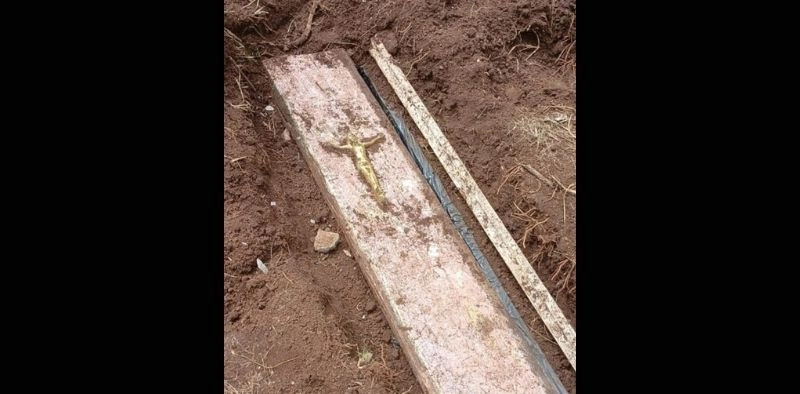 Morador encontra caix&atilde;o com ossada enterrado no quintal de casa em Tr&ecirc;s Barras