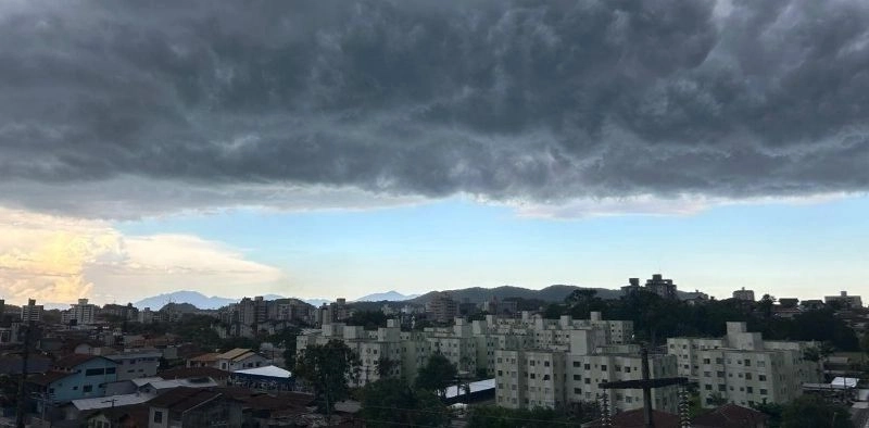 Defesa civil alerta para chuva intensa e risco de alagamentos em Joinville