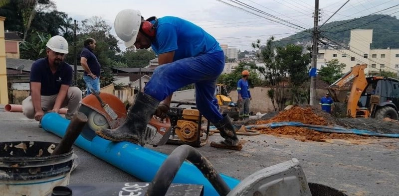 Obras na rede de &aacute;gua e esgoto impactam o tr&acirc;nsito neste domingo em Joinville