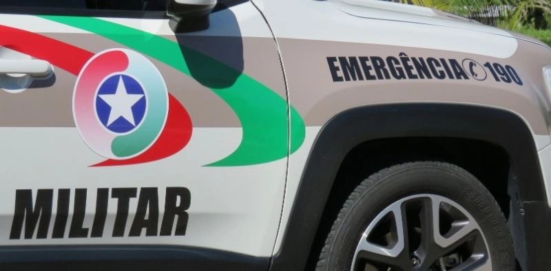 Homem &eacute; preso por agredir esposa gr&aacute;vida enquanto crian&ccedil;as assistiam, em Jaragu&aacute; do Sul