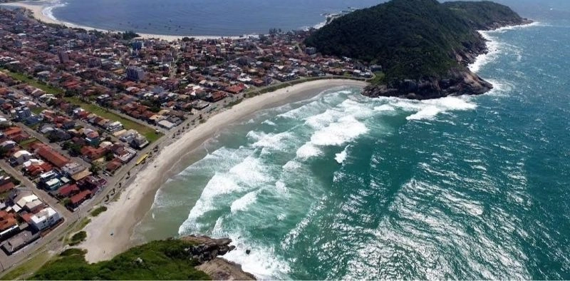 Homem &eacute; encontrado morto na faixa de areia da Prainha, em S&atilde;o Francisco do Sul