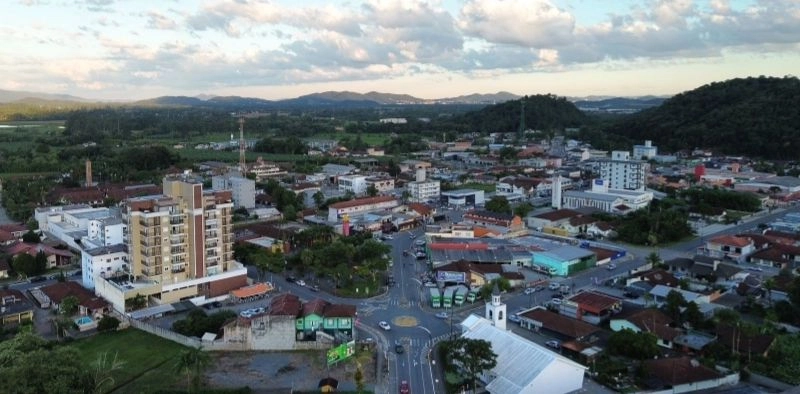 Desfile marca anivers&aacute;rio de 167 anos do bairro Pirabeiraba em Joinville
