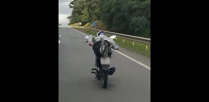 V&Iacute;DEO - Motociclista &eacute; flagrado fazendo manobra &ldquo;Superman&rdquo; na BR-116 em Mafra
