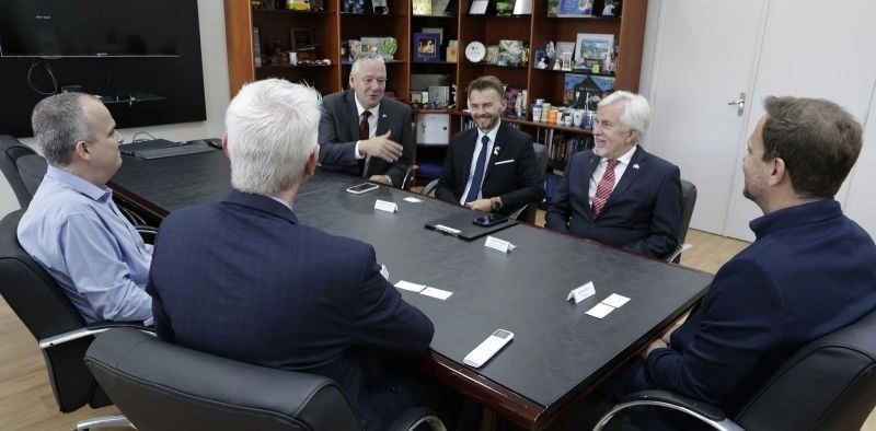 Prefeitura de Joinville recebe delega&ccedil;&atilde;o da Ucr&acirc;nia e discute parcerias econ&ocirc;micas e culturais