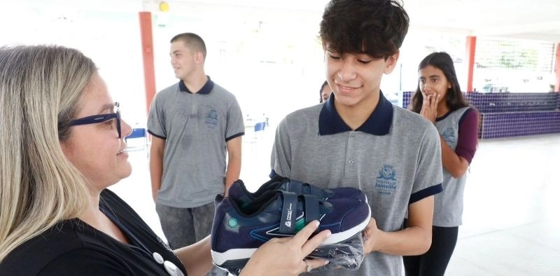 Mais de 227 mil pe&ccedil;as de uniformes come&ccedil;am a ser distribu&iacute;das nas escolas municipais de Joinville