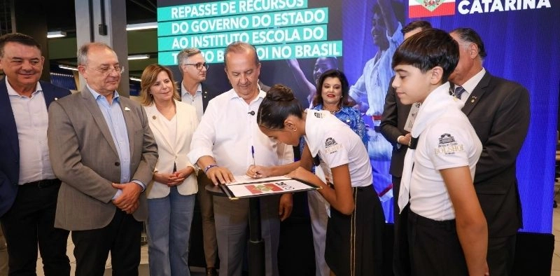 Jorginho Mello anuncia repasse de R$ 15,3 milh&otilde;es para Escola Bolshoi e Associa&ccedil;&atilde;o Bombeiros Volunt&aacute;rios, em Joinville
