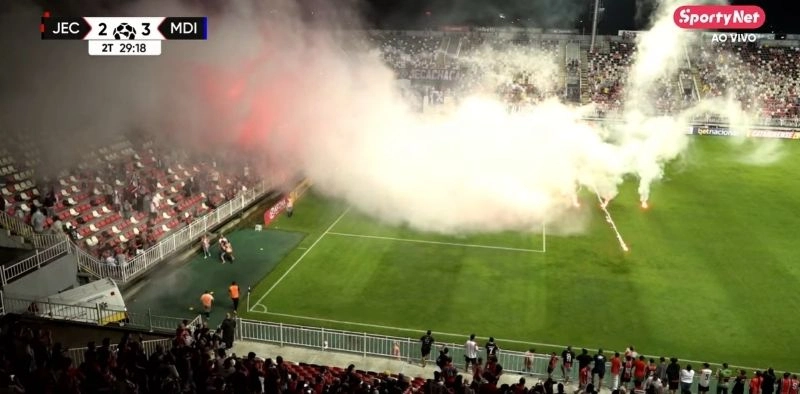 Torcida do JEC protesta e atira sinalizadores para o campo; clube pode ser punido