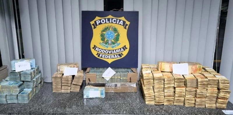 V&Iacute;DEO - Motorista &eacute; detido com R$ 2 milh&otilde;es em dinheiro vivo na BR-101, em Araquari