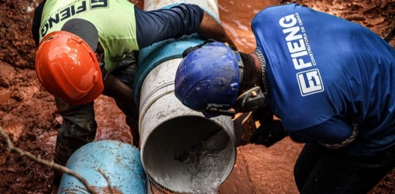 Vazamento em adutora de 300 mil&iacute;metros &eacute; reparado na zona sul de Joinville