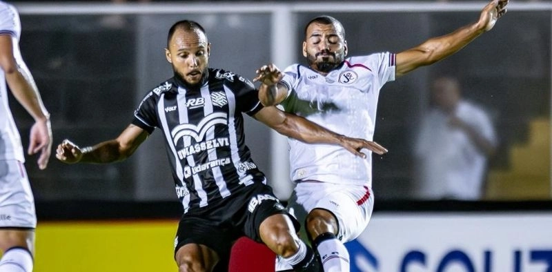 JEC tem jogador expulso, perde para o Figueirense e se complica no quadrangular do rebaixamento