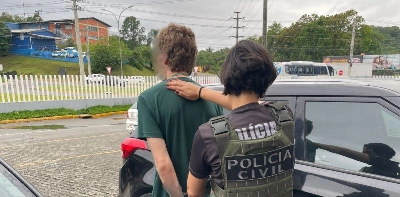 Com mais de 500 conte&uacute;dos de abuso sexual de menores no celular, homem &eacute; preso em Joinville