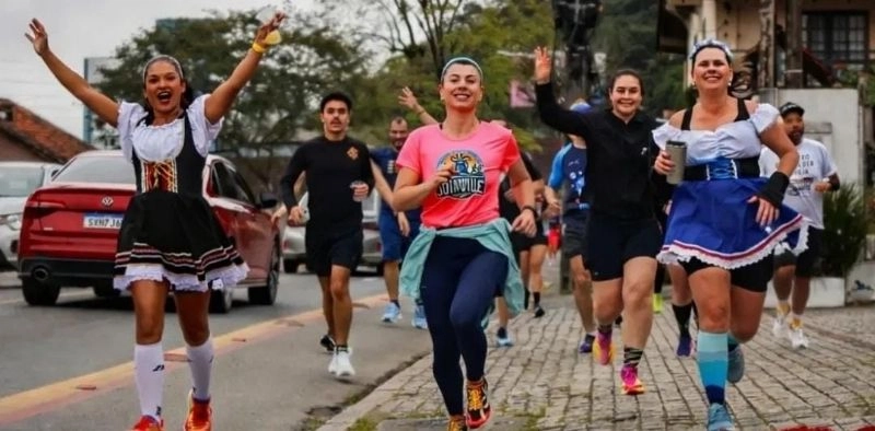 Corrida de rua troca &aacute;gua por chope e vira atra&ccedil;&atilde;o no fim de semana, em Joinville