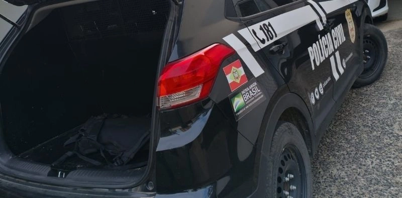 Instrutor de tiro com medida protetiva por viol&ecirc;ncia dom&eacute;stica &eacute; preso com armas ilegais em Joinville