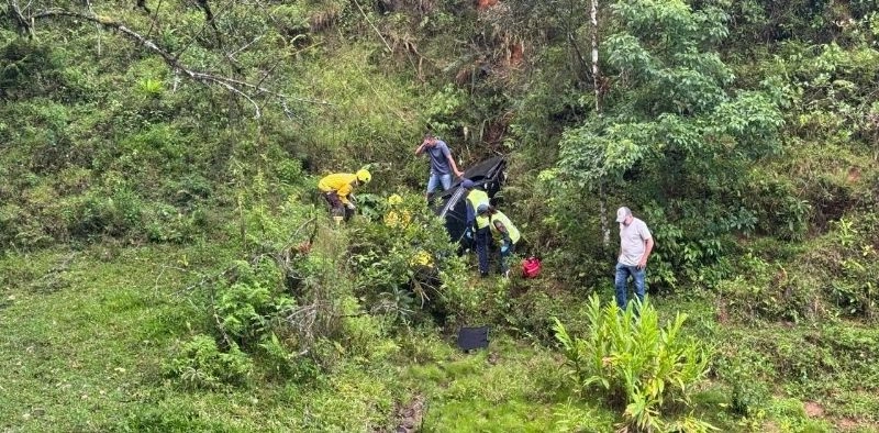 Mulher fica ferida ap&oacute;s carro cair em ribanceira em S&atilde;o Bento do Sul