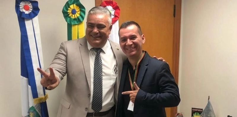 Explos&atilde;o em churrasqueira deixa assessor de deputado gravemente ferido em Joinville