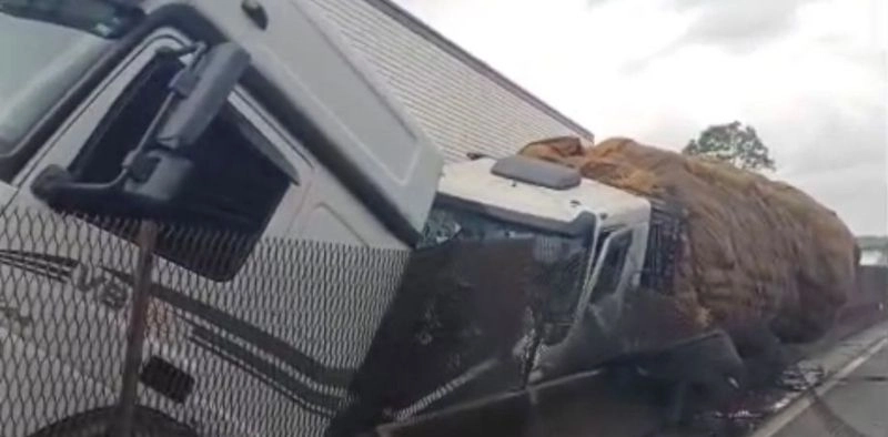 V&Iacute;DEO - Acidente envolvendo caminh&atilde;o com melancias deixa feridos na BR-101, em Garuva
