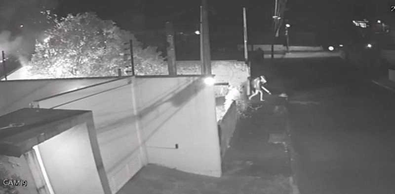 V&Iacute;DEO - C&acirc;mera flagra momento em que homem coloca fogo em casa de ex-companheira, em Joinville